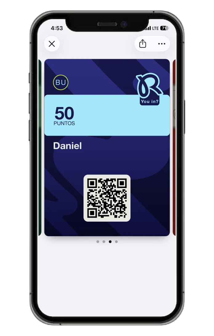 La tarjeta de un negocio dentro de Apple Wallet, con 50 puntos y el código del cliente.